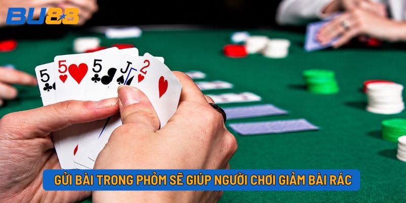 Gửi bài trong Phỏm sẽ giúp người chơi giảm bài rác